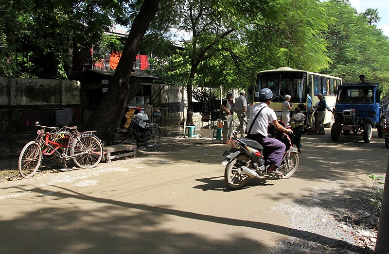 File:Mandalay-Transport-36-Fahrzeuge-gje.jpg