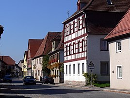 Markt Erlbach Hauptstraße mit Fachwerkhaus.jpg