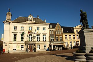 Markt met stadhuis en Egmontstandbeeld, Zottegem, Vlaanderen, België 02.jpg