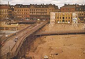 Mäster Samuelsgatan kulki väliaikaista siltaa pitkin Norrmalmin uudelleenjärjestelyn yhteydessä vuonna 1959.