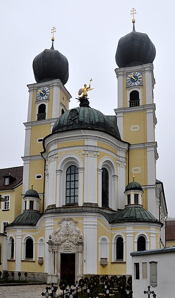 File:Metten Klosterkirche Fassade.jpg