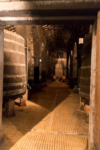 File:Monção-Palácio da Brejoeira-Bariles em vinicola-20140911.jpg