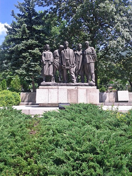 File:Monument on Square "20 July" Karlovo (2).jpg