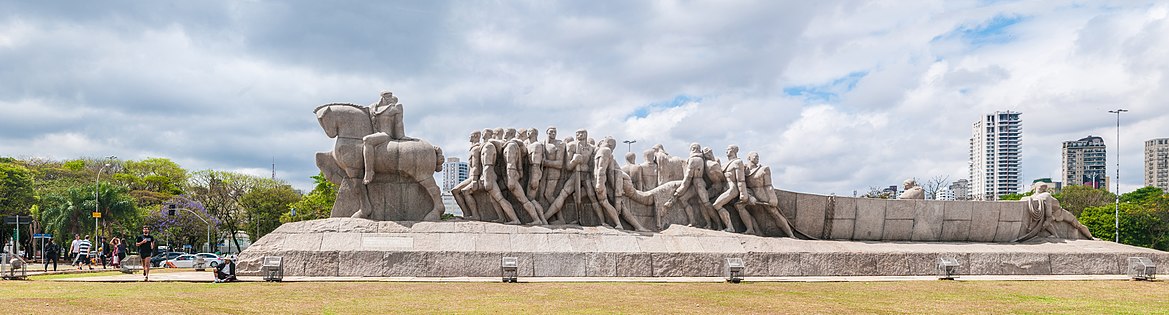 Monumento às Bandeiras, granito, de Victor Brecheret, no Parque do Ibirapuera, em São Paulo (1954)