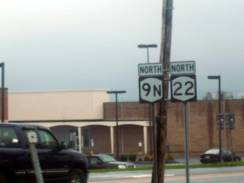 File:NY 9N-NY 22 concurrency signs in Ticonderoga.jpg