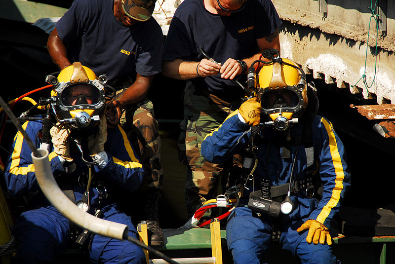 File:Navy at I-35 Bridge Collapse DVIDS53313.jpg