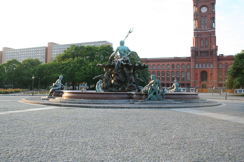 File:Neptunbrunnen gesamt (Alice Chodura).JPG