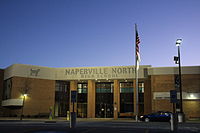 Нов главен вход на Naperville North в Dusk.JPG