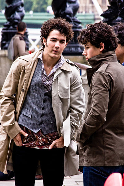 File:Nick and Kevin Jonas.jpg