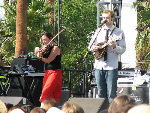 Sara Watkins and Chris Thile on the Farewell (For Now) Tour in April 2007.