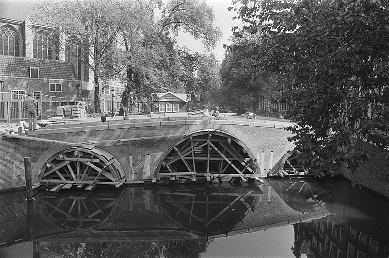 File:Nieuwe boogbrug op OZ Achterburgwal in Amsterdam bijna gereed, Bestanddeelnr 928-7356.jpg