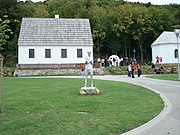 Casa onde nasceu Nikola Tesla e estátua na aldeia de Smiljan, Croácia