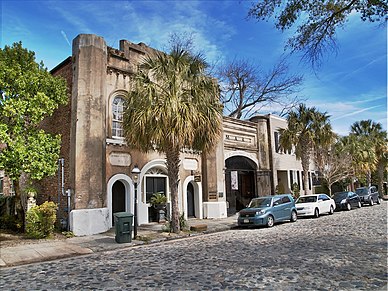 https://upload.wikimedia.org/wikipedia/commons/thumb/b/bc/Old_Slave_Mart_Museum.jpg/388px-Old_Slave_Mart_Museum.jpg