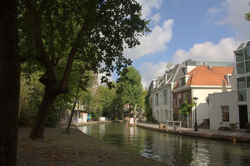 File:Op de werf van de Oudegracht in Utrecht met aan de overzijde Twijnstraat aan de Werf.jpg