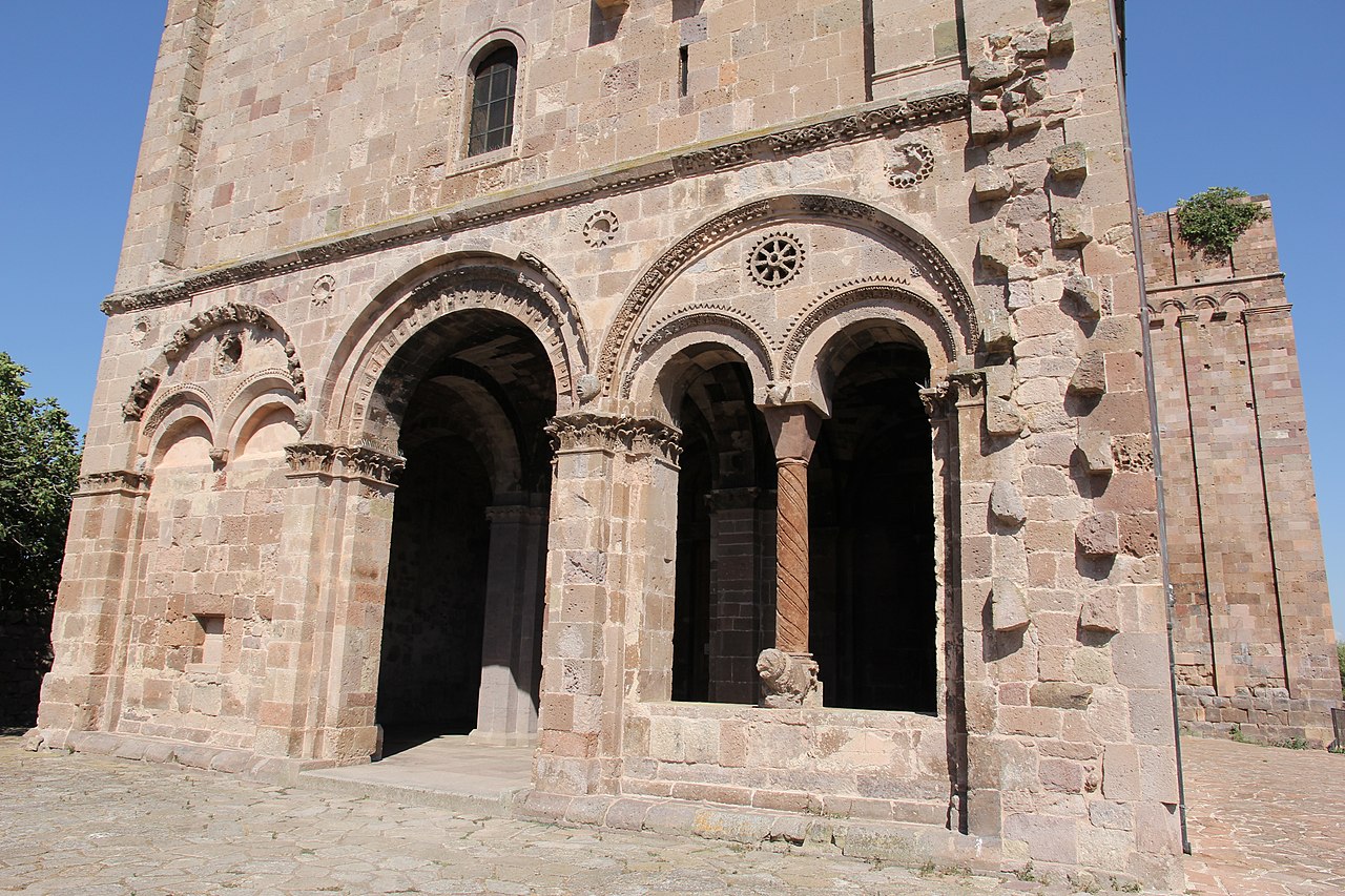 Ozieri - Basilica di Sant'Antioco di Bisarcio (06).JPG