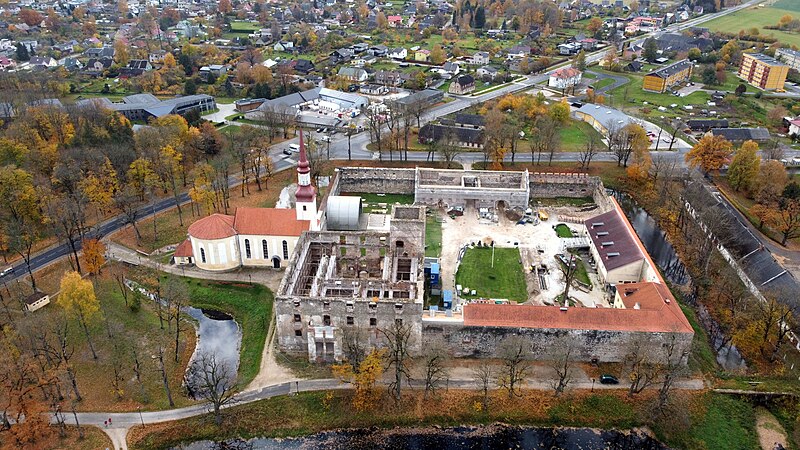 File:Põltsamaa castle in Estonia 0849.jpg