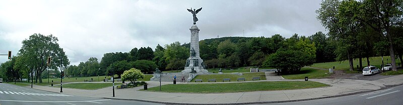 Lado leste do Monte Real com o monumento a George-Étienne Cartier em primeiro plano