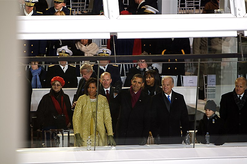 File:Parade Watching Families - 3219476584.jpg