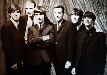 Paul McCartney, George Martin, George Harrison, Paul White (Angestellter bei Capitol Records), John Lennon und Ringo Starr im Plaza Hotel in New York, Februar 1964