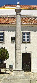 Pelourinho de Sesimbra - Portugal (3335106633) (cropped).jpg
