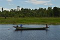 Bahasa Indonesia: Perahu ces atau ketinting sedang melintasi Sungai Sabintulung di Kabupaten Kutai Kartanegara, Kalimantan Timur.