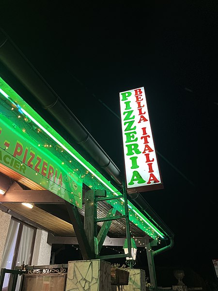 File:Pizzeria Bella Italia (Crépieux-la-Pape) - entrée de nuit en février 2022.jpg