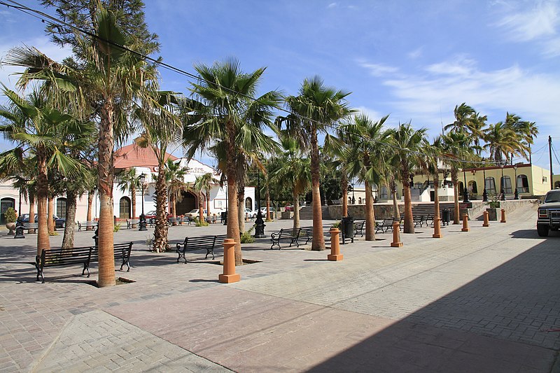 File:Plaza Todos Santos BCS - panoramio.jpg