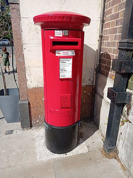 File:Post box at Palmers Green post office.jpg