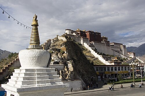 Stupa afër Pallatit Potala në Lhasa të Tibetit,