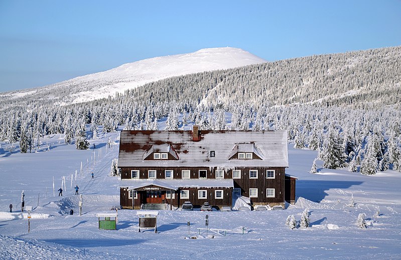 File:Przełęcz Karkonoska (Slezské sedlo) 2018.jpg