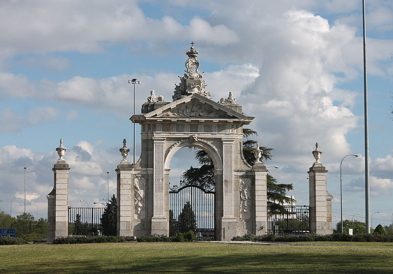 File:Puerta de Hierro (Madrid) 02.jpg