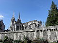 Quimper : la cathédrale Saint-Corentin vue du sud-est d'au-delà des remparts limitant au sud le jardin de l'évêché 2