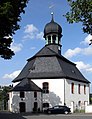 Kirche (mit Ausstattung) und Kirchhof mit Einfriedung sowie Gedenkstein an der Kirchhofsmauer