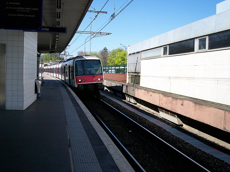 File:RER A - Gare VésinetLePecq 5.JPG