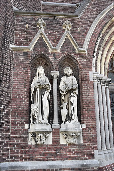 File:RM14653 Sint Petruskerk Eindhoven beelden aan de noordzijde van de ingang.jpg