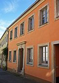 Façade on the western eaves side as the remainder of a single-storey residential building in a closed development