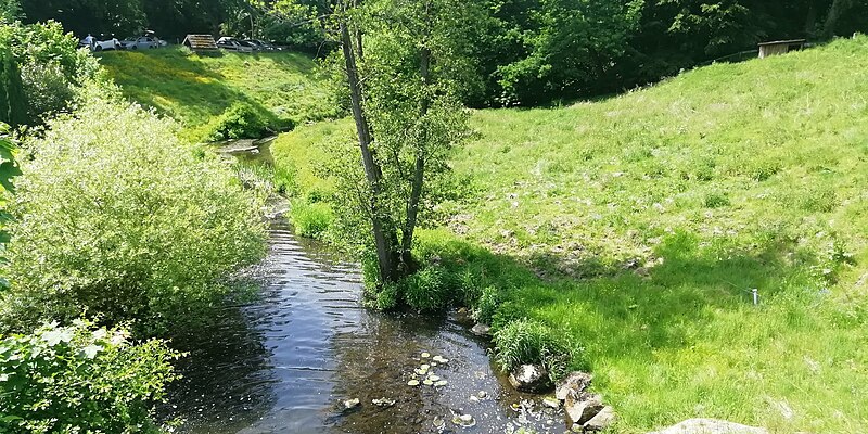 File:River flowing into the Bille in Aumühle.jpg