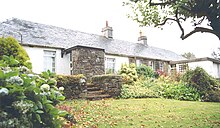 La maison natale de Cronin est large, sur un seul niveau avec quatre marches d'accès sur une pelouse