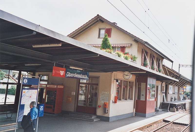 File:SBB Historic - F 122 00750 003 - Oberdiessbach EBT Stationsgebaeude mit Gueterschuppen Bahnseite.jpg