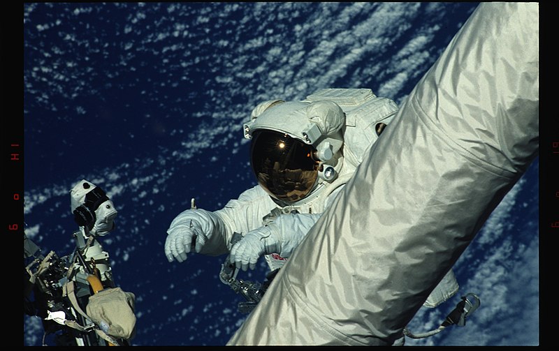 File:STS061-06-005 - STS-061 - Various views of Hoffman and Musgrave during EVA - DPLA - 362d99f6f9a51235f31432e2044730c1.jpg