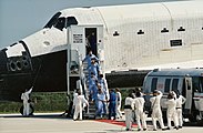 L'équipage de STS-41-G retourne sur Terre après un vol de 8 jours, 5 heures, 23 minutes et 33 secondes à bord de la navette spatiale Challenger.