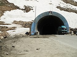 Salang Tüneli'ne giriş