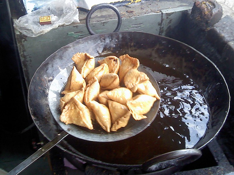 File:Samosas being prepared at Nagpur.jpg