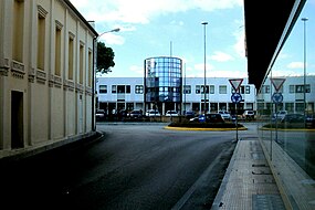 San Fior, piazza Marconi col vecchio cinema e il Municipio.jpg