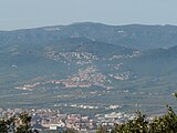 Santa Coloma de Cervelló, amb Sant Feliu de Llobregat en primer terme vistos des del turó de Can Pasqual, a Collserola.