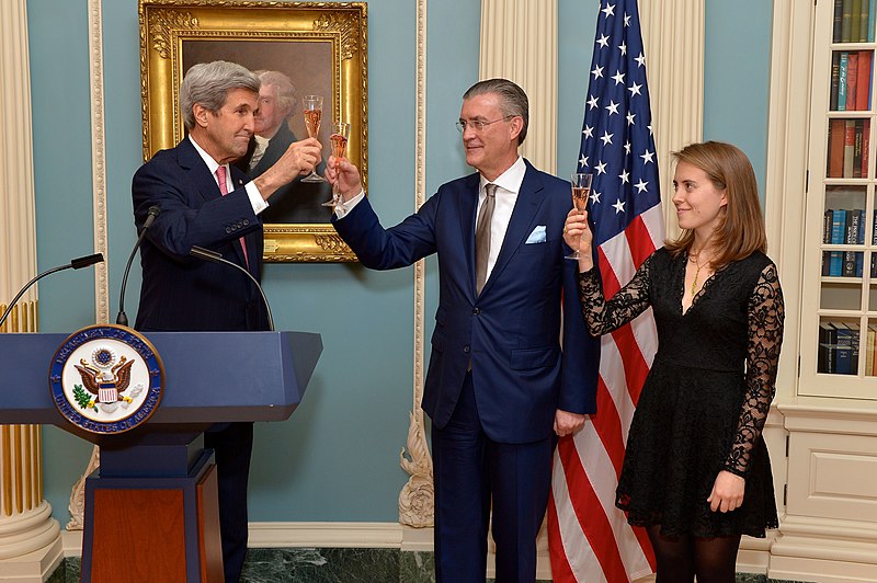 File:Secretary Kerry Toasts Ambassador Olson for his Distinguished Service as Special Representative for Afghanistan and Pakistan (31203269071).jpg