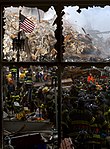アメリカ同時多発テロ事件 世界貿易センタービル（WTC）で活動する消防隊員