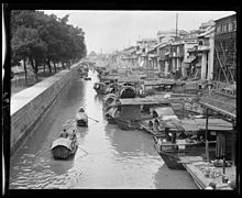 中華民國時期的沙基涌（東往西），右側為未被清拆騎樓前的六二三路。