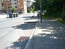 Sharp jog in sidewalk (and curb) (18201350063).jpg