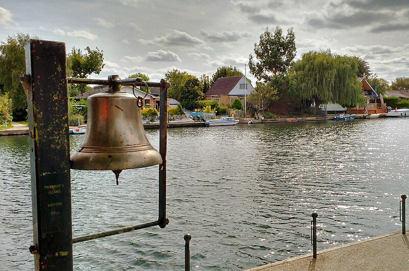 ファイル:Shepperton, Pharaoh's Island bell.jpg
